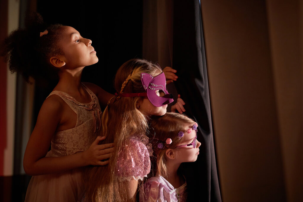 Side,View,Portrait,Of,Three,Little,Girls,Wearing,Costumes,Peeking Escuela municipal de teatro de Guadalajara Yllana