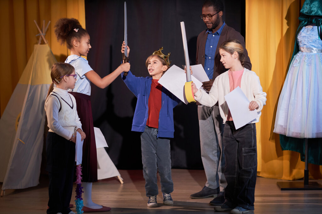 Full,Length,Portrait,Of,Children,Rehearsing,School,Play,On,Stage Escuela de teatro San Martín de la Vega Yllana