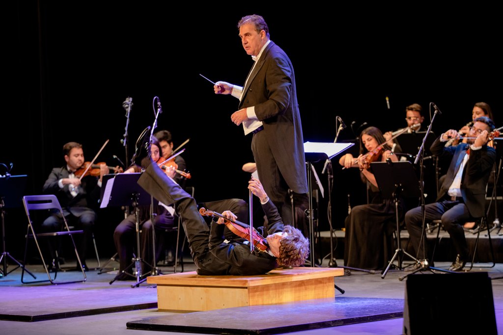 The-Royal-Gag-Orchestra--yllana2