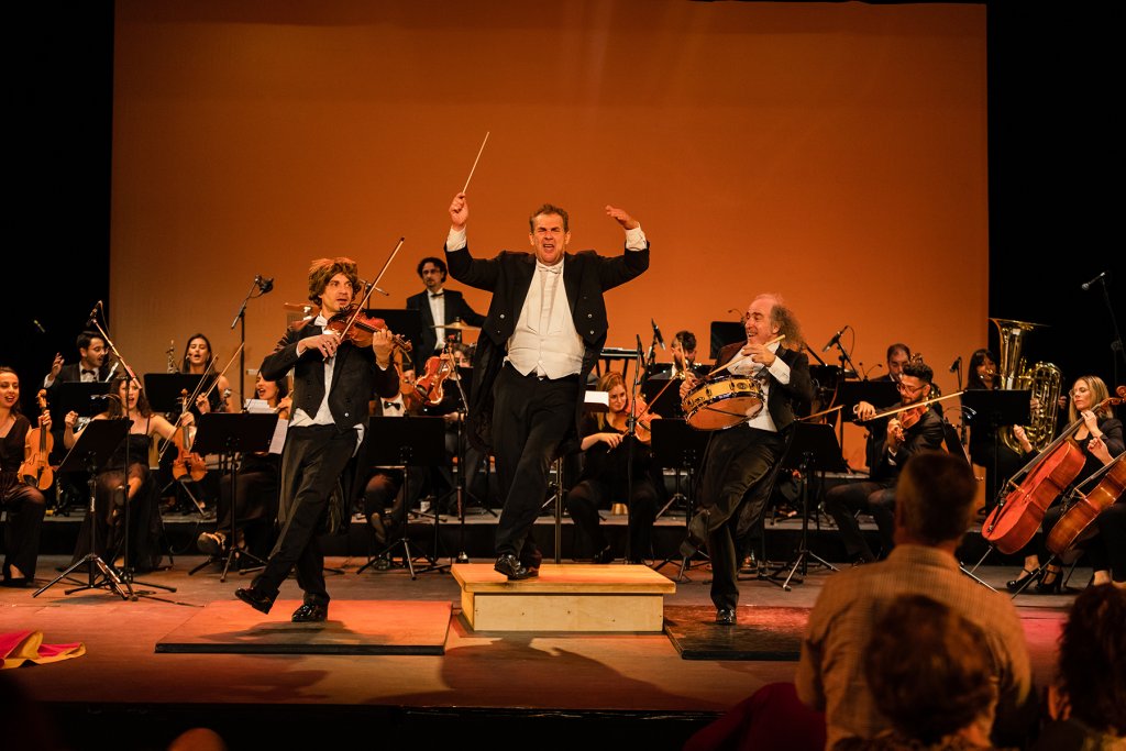 The-Royal-Gag-Orchestra--yllana5